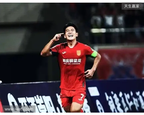 登顶中超！十人铜梁龙2-1三镇5轮不败 杜月徵染红张志雄造两球